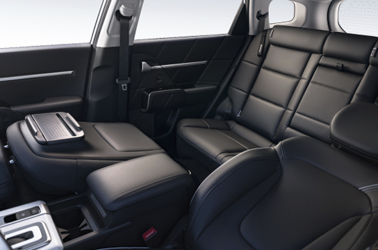 Умный дизайн Multi Zone: разделение пространства салона для водителя, переднего и задних пассажиров.